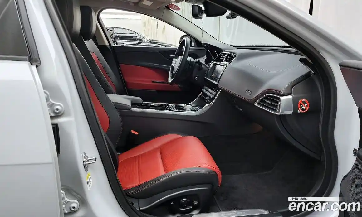 Jaguar XE 2016 2.0 гидро в Москве № 863521, фото 11