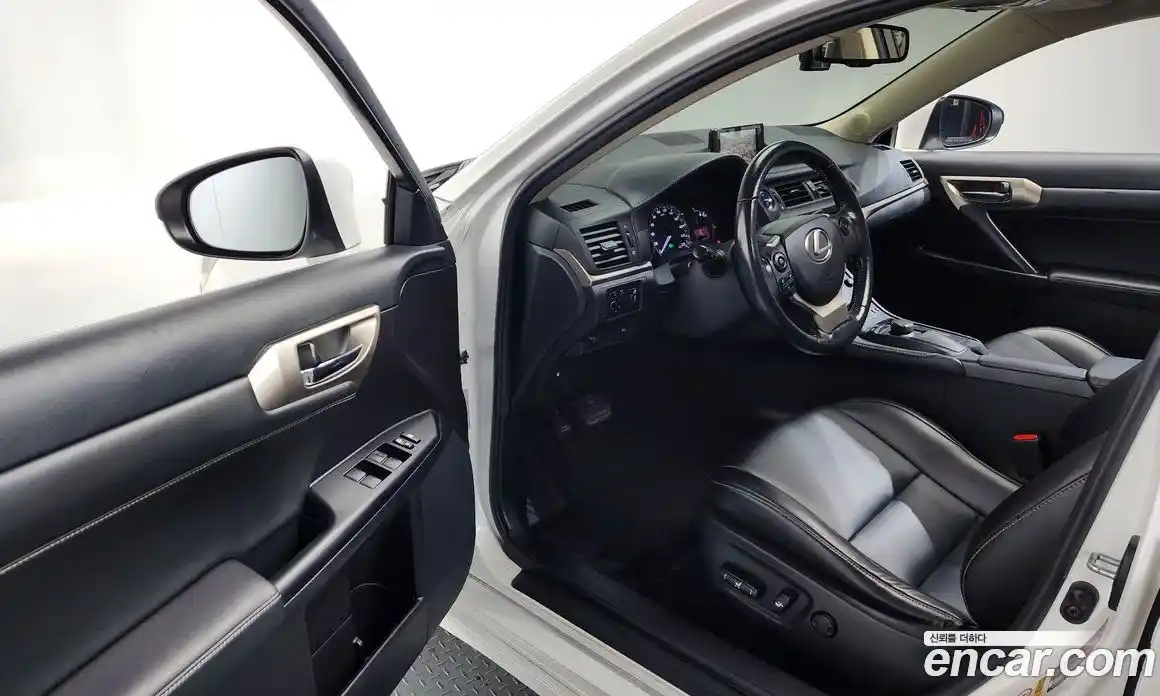 Lexus CT200h 2017 1.8 гидро в Москве № 862055, фото 10
