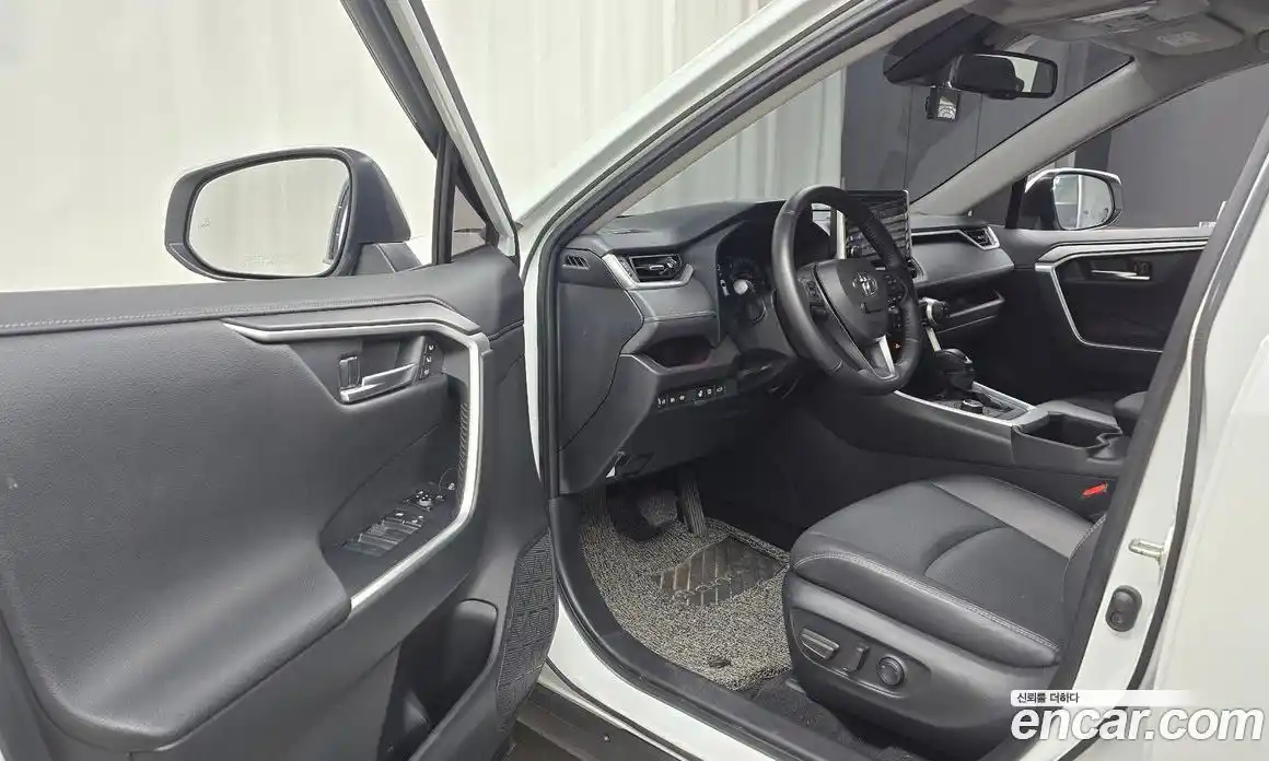Toyota RAV4 2023 2.5 гидро в Москве № 170133, фото 11