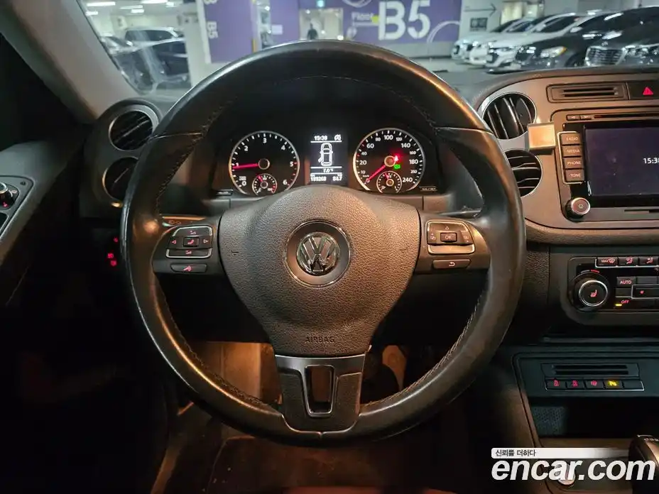 Volkswagen Tiguan 2015 2.0 гидро в Москве № 199333, фото 13