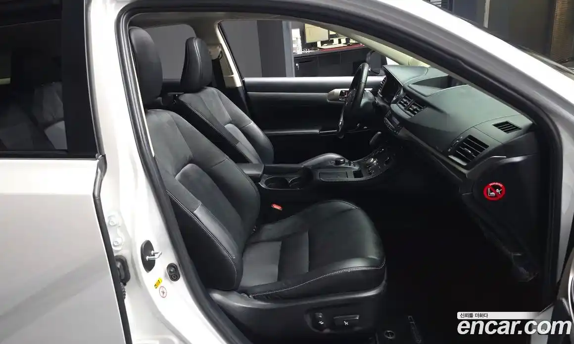 Lexus CT200h 2018 1.8 гидро в Москве № 275583, фото 11