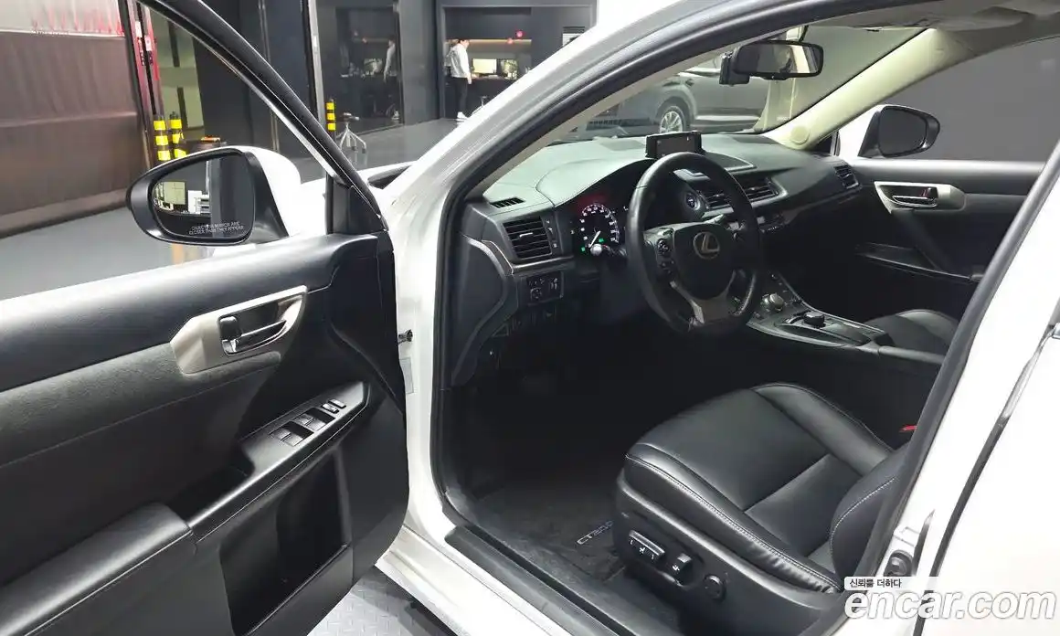 Lexus CT200h 2018 1.8 гидро в Москве № 275583, фото 10