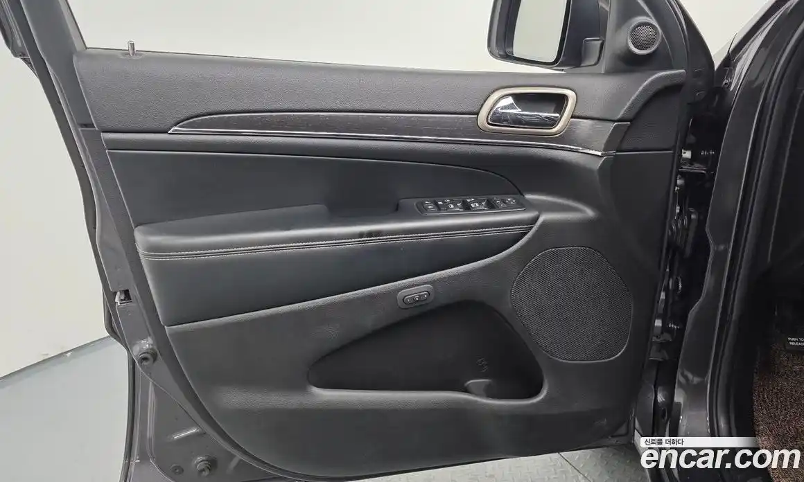 Jeep Cherokee 2017 3.6 гидро в Москве № 232524, фото 18