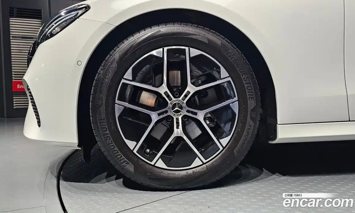 Mercedes-Benz E-Class 2025 2.0 гидро, фото 5