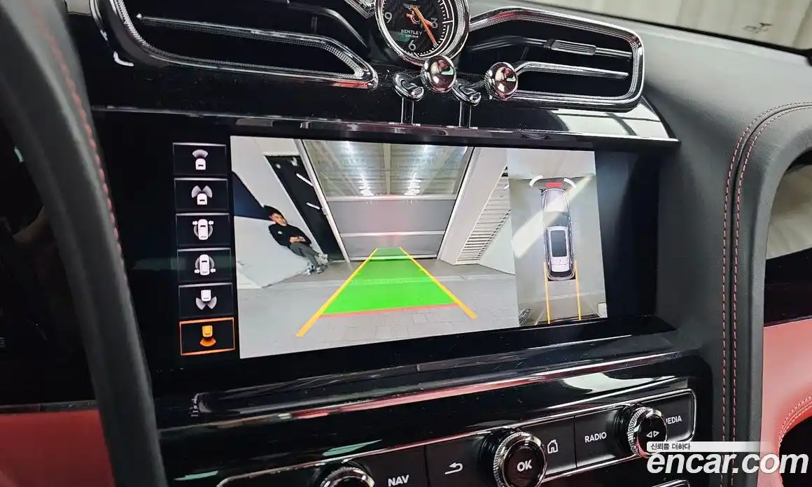 Bentley Bentayga 2023 4.0 гидро в Москве № 256626, фото 15