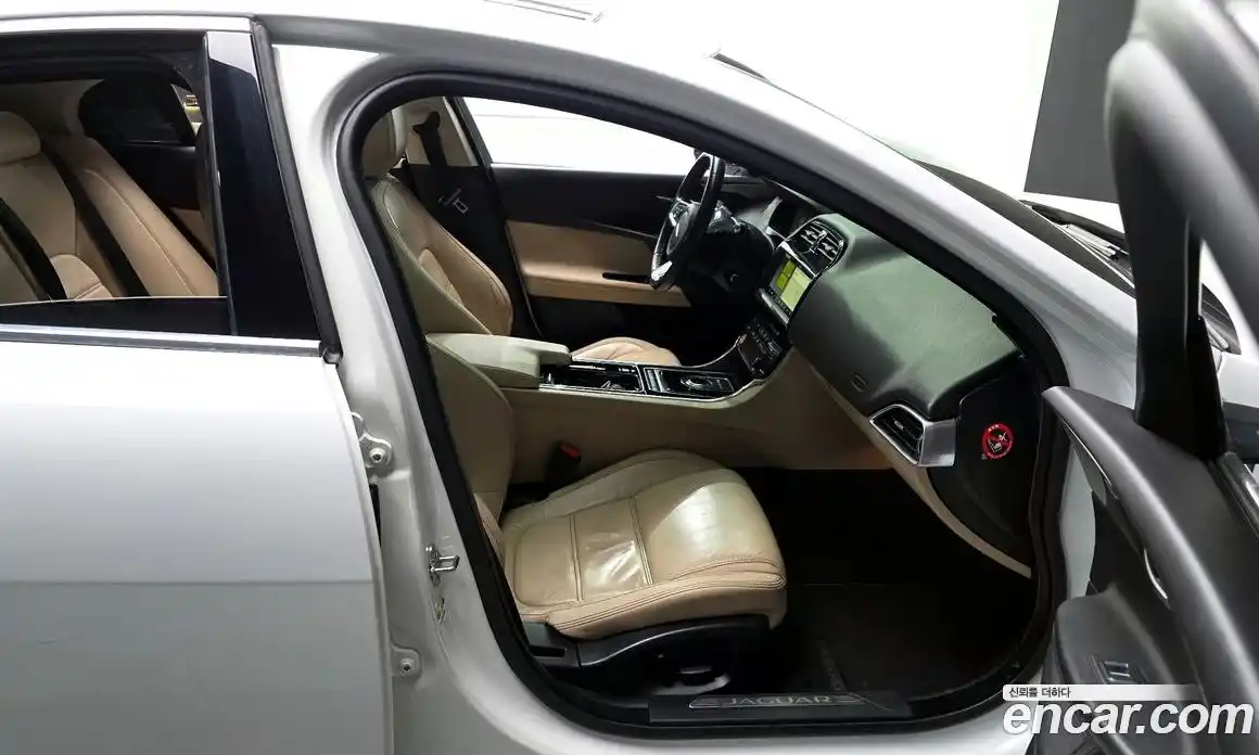 Jaguar XE 2017 2.0 гидро в Москве № 295807, фото 11