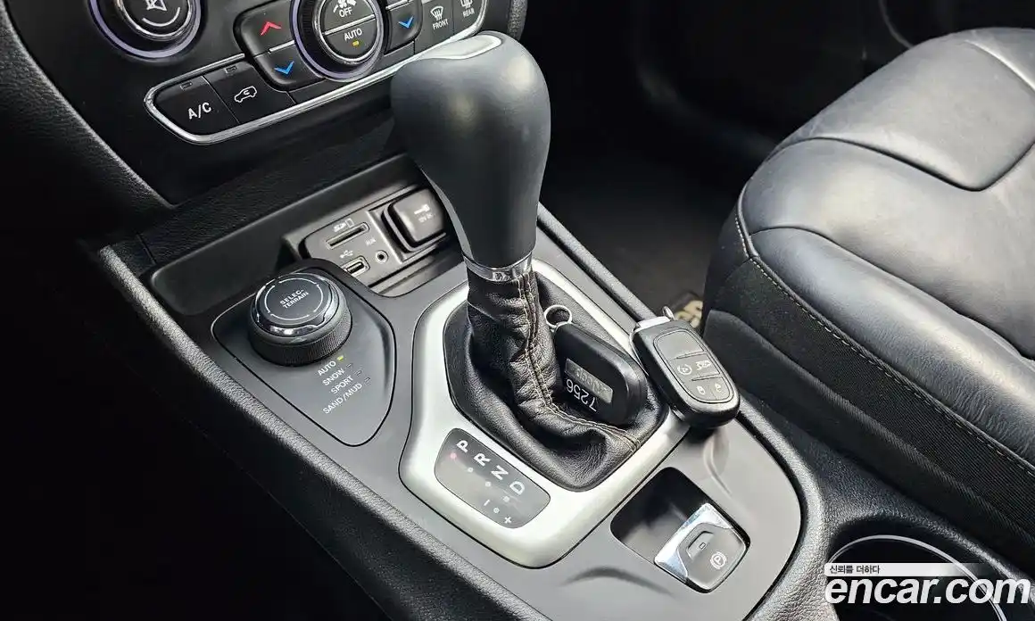 Jeep Cherokee 2017 2.4 гидро в Москве № 1015038, фото 9