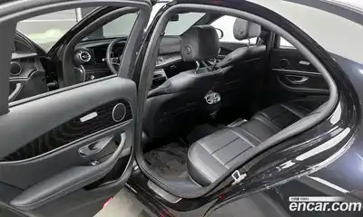Mercedes-Benz E-Class 2023 2.0 гидро, миниатюра 11
