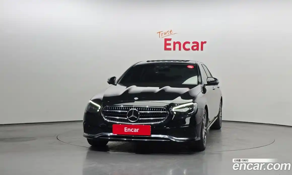 Mercedes-Benz E-Class 2023 2.0 гидро, фото 3