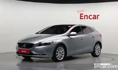 Volvo V40, 2015