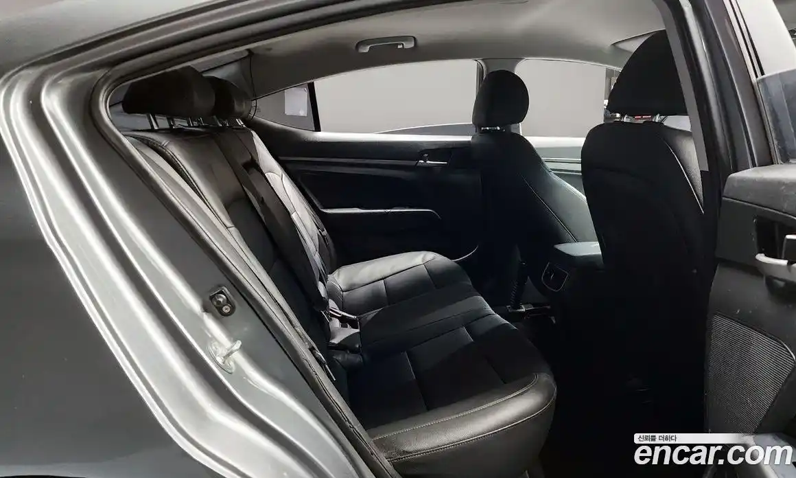 Hyundai Avante 2016 1.6 Автомат в Москве № 1065621, фото 12