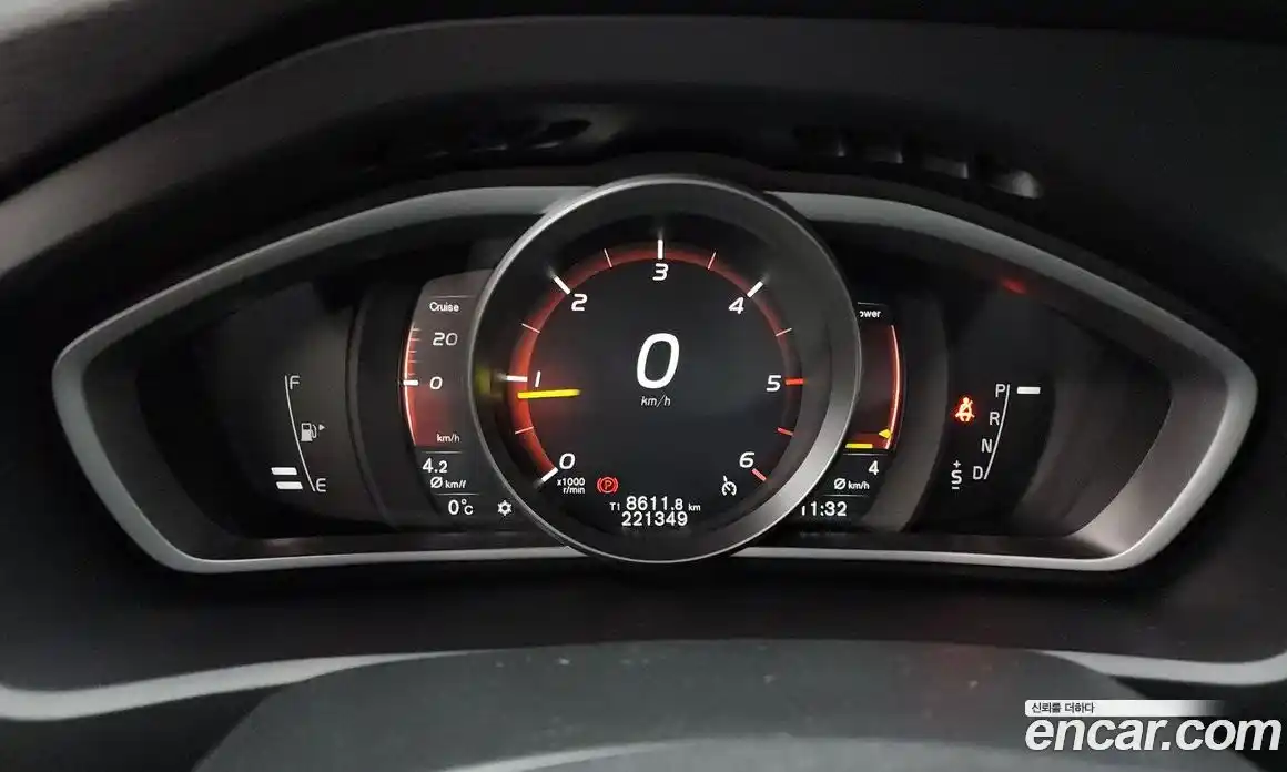 Volvo V40 2018 2.0 гидро в Москве № 230664, фото 8