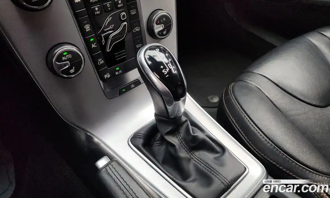 Volvo V40 2018 2.0 гидро в Москве № 230664, фото 9