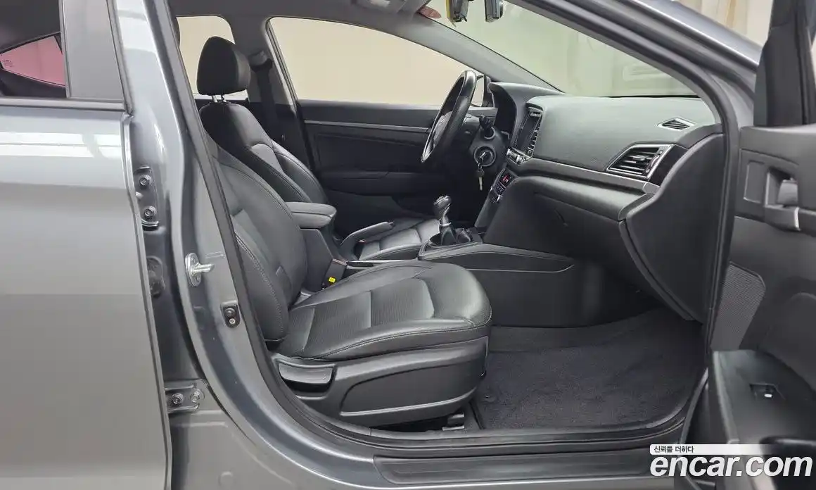 Hyundai Avante 2017 1.6 механика в Москве № 926928, фото 11
