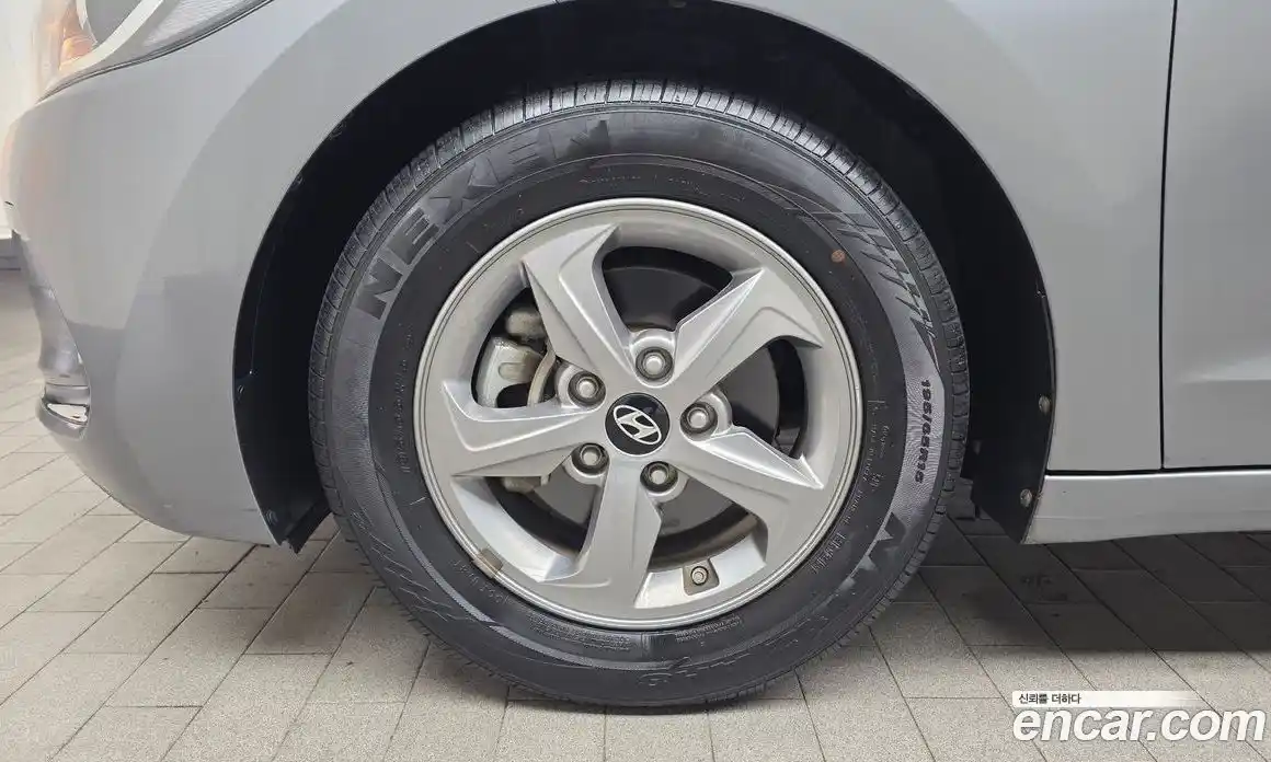 Hyundai Avante 2017 1.6 механика в Москве № 926928, фото 5