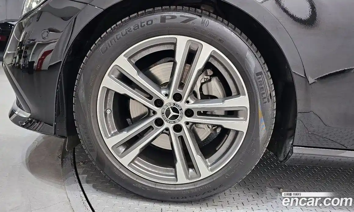 Mercedes-Benz E-Class 2023 2.0 гидро, фото 5