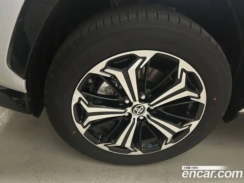 Toyota RAV4 2025 2.5 гидро в Москве № 215571, фото 5