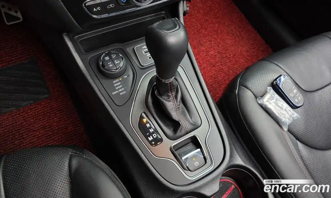 Jeep Cherokee 2020 3.2 гидро в Москве № 1014885, фото 9