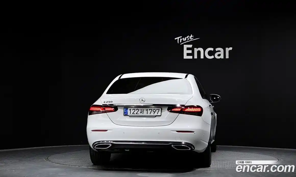 Mercedes-Benz E-Class 2023 2.0 гидро, фото 4