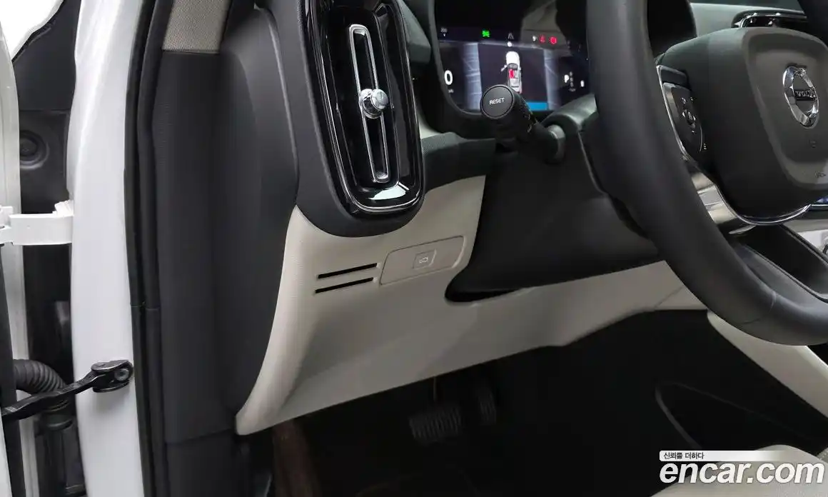 Volvo XC40 2023 2.0 гидро в Москве № 212873, фото 13