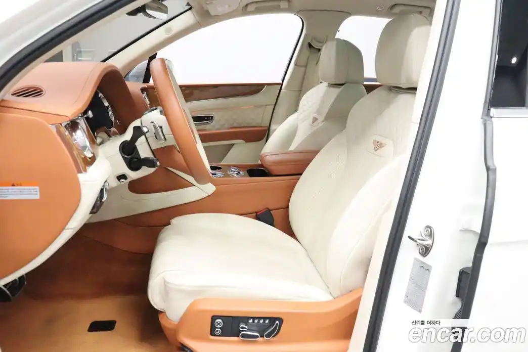 Bentley Bentayga 2022 4.0 гидро в Москве № 797904, фото 7