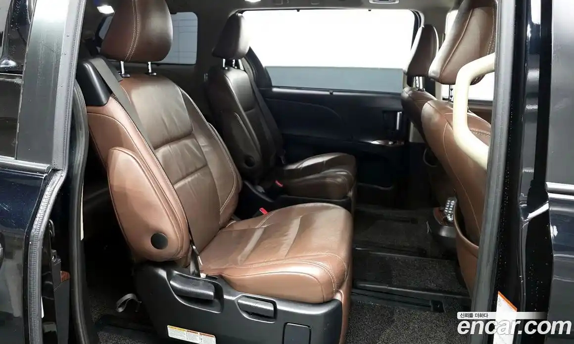 Toyota Sienna 2017 3.5 гидро в Москве № 199646, фото 12