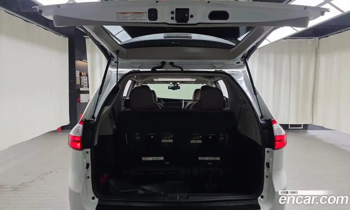 Toyota Sienna 2017 3.5 гидро в Москве № 215551, фото 20