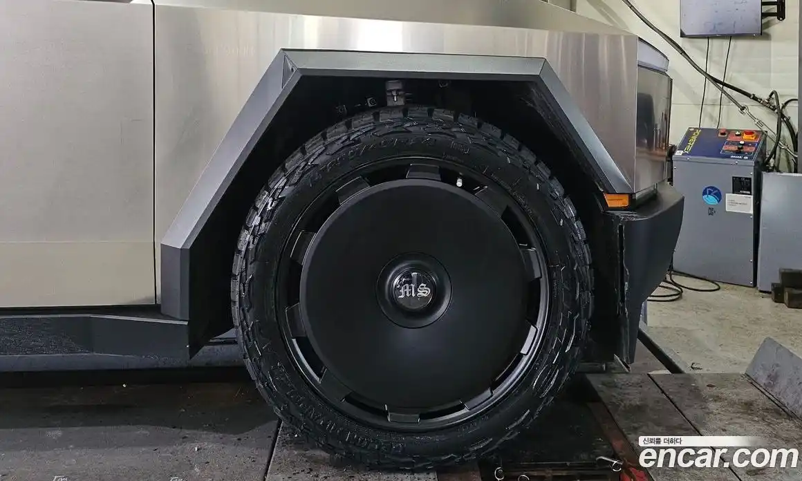 Tesla Cybertruck 2025 гидро в Москве № 198693, фото 11