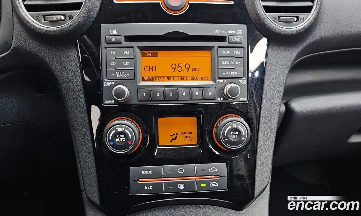 Kia Carens 2008 2.0 гидро в Москве № 1128501, фото 17