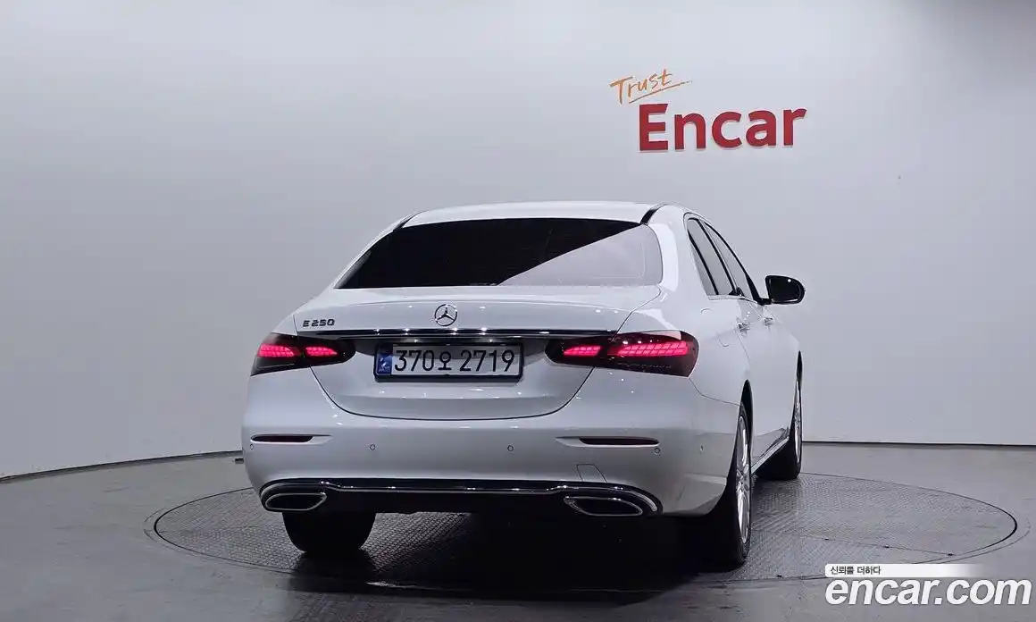 Mercedes-Benz E-Class 2022 2.0 гидро, фото 4