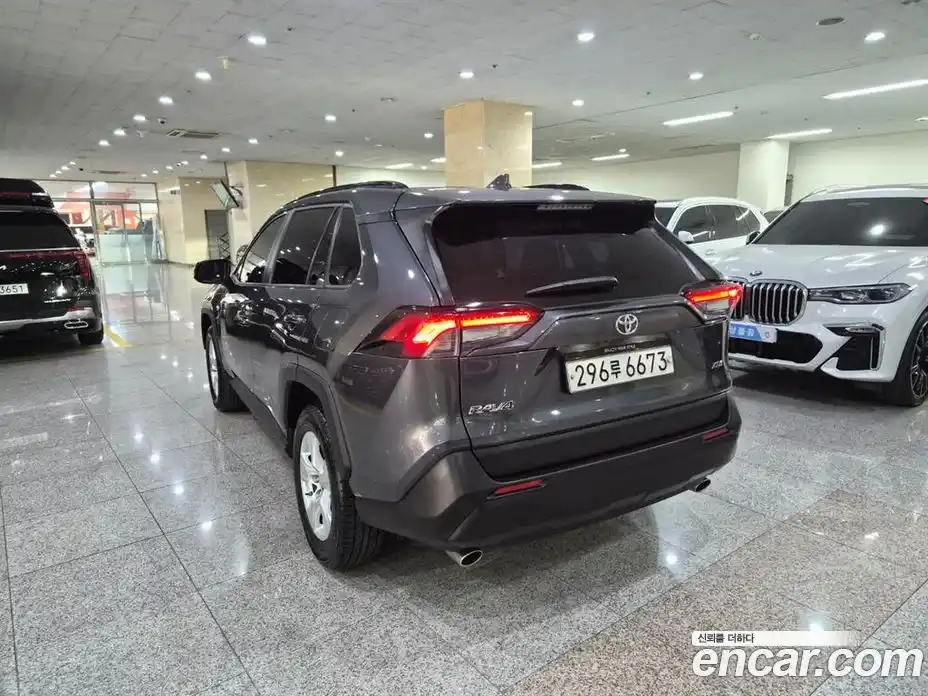 Toyota RAV4 2019 2.5 гидро в Москве № 1151792, фото 3