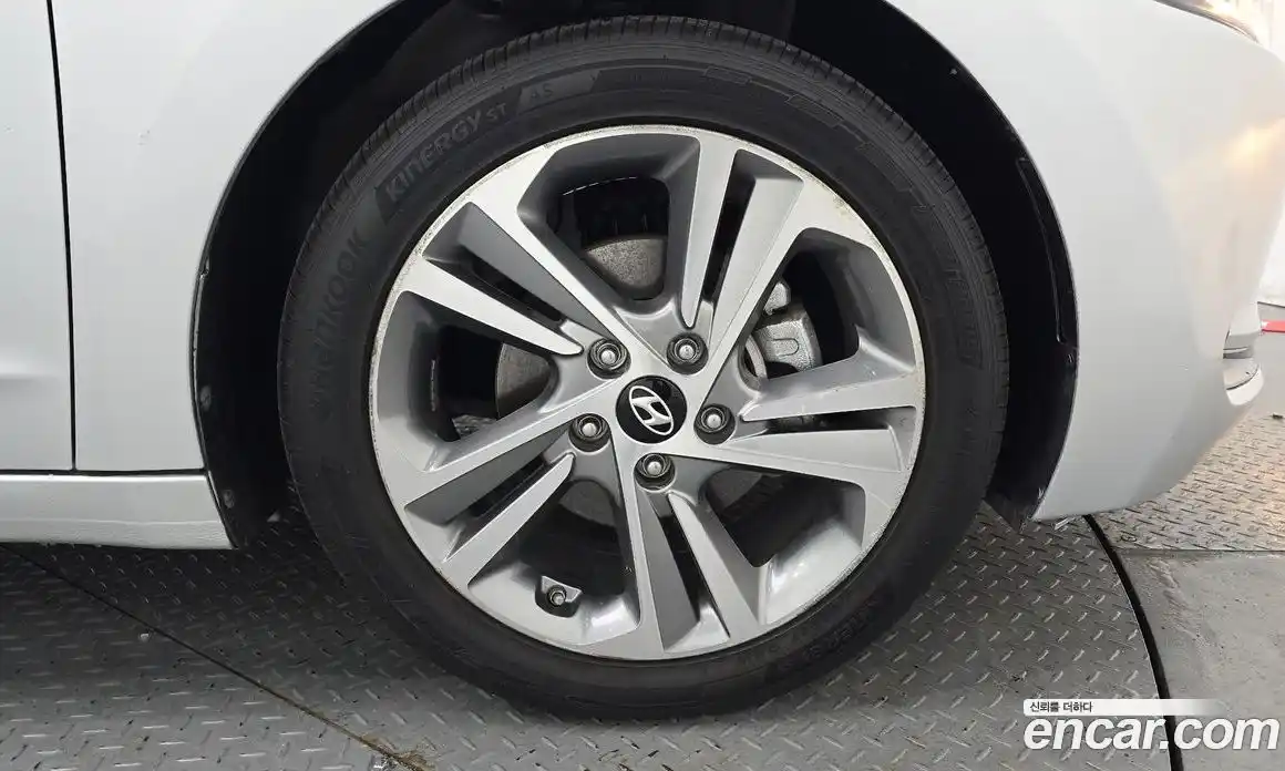 Hyundai Avante 2016 1.6 Автомат в Москве № 1154774, фото 5