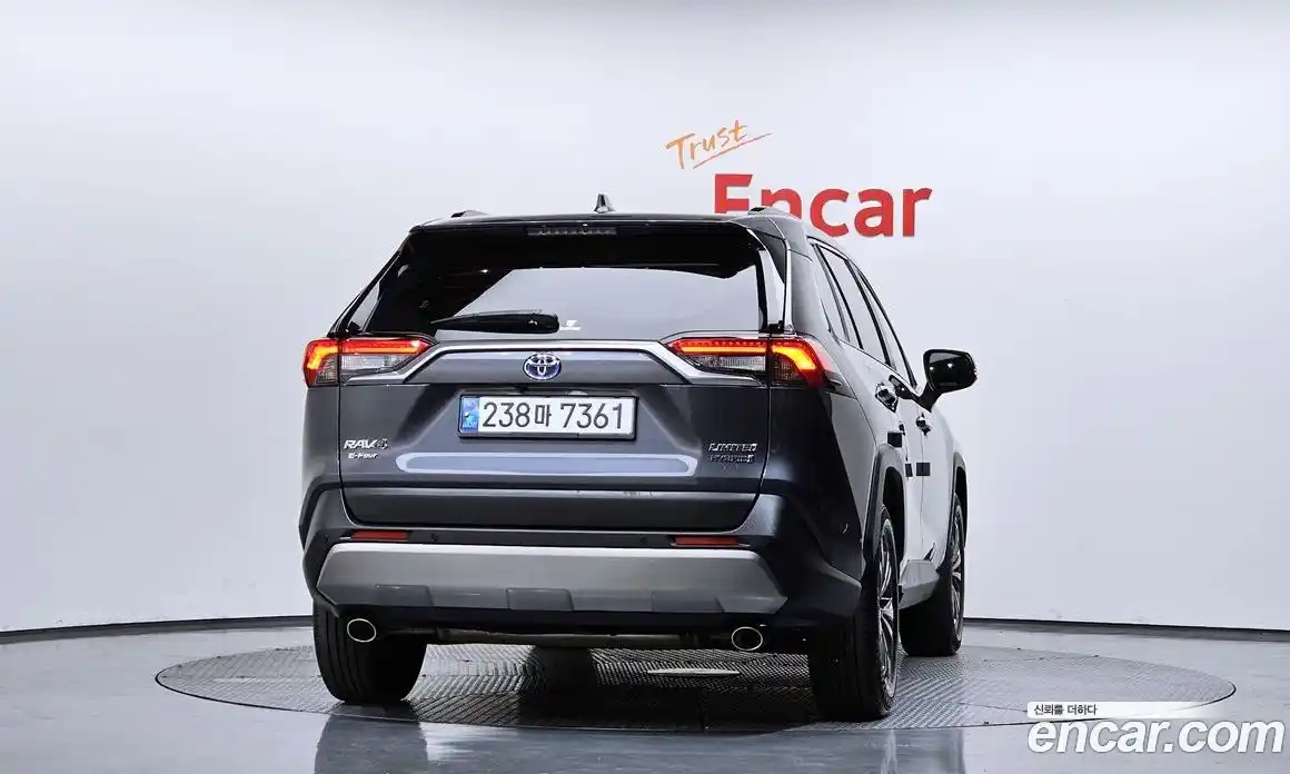 Toyota RAV4 2024 2.5 гидро в Москве № 1139367, фото 4