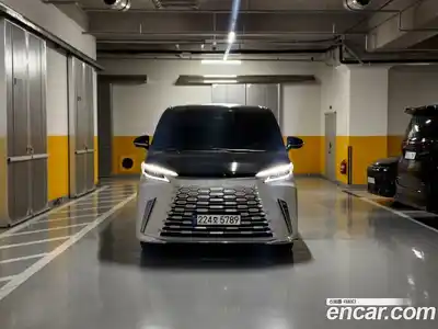 Lexus LM, 2024