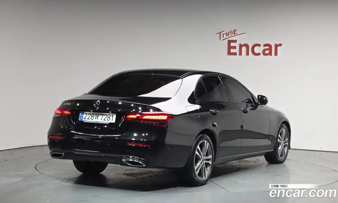 Mercedes-Benz E-Class 2023 2.0 гидро, фото 1