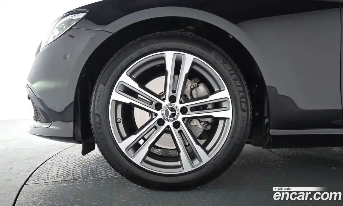 Mercedes-Benz E-Class 2023 2.0 гидро, фото 4