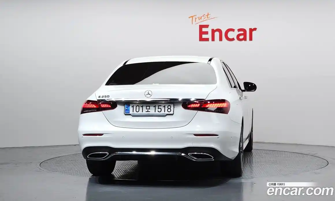 Mercedes-Benz E-Class 2023 2.0 гидро, фото 4
