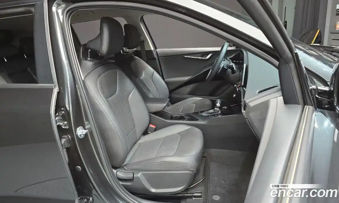 Kia Niro 2022 1.6 Автомат в Москве № 1143160, фото 12