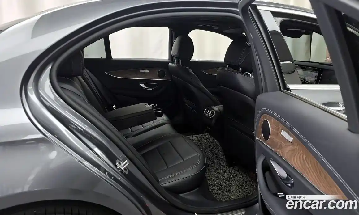 Mercedes-Benz E-Class 2023 2.0 гидро, фото 12