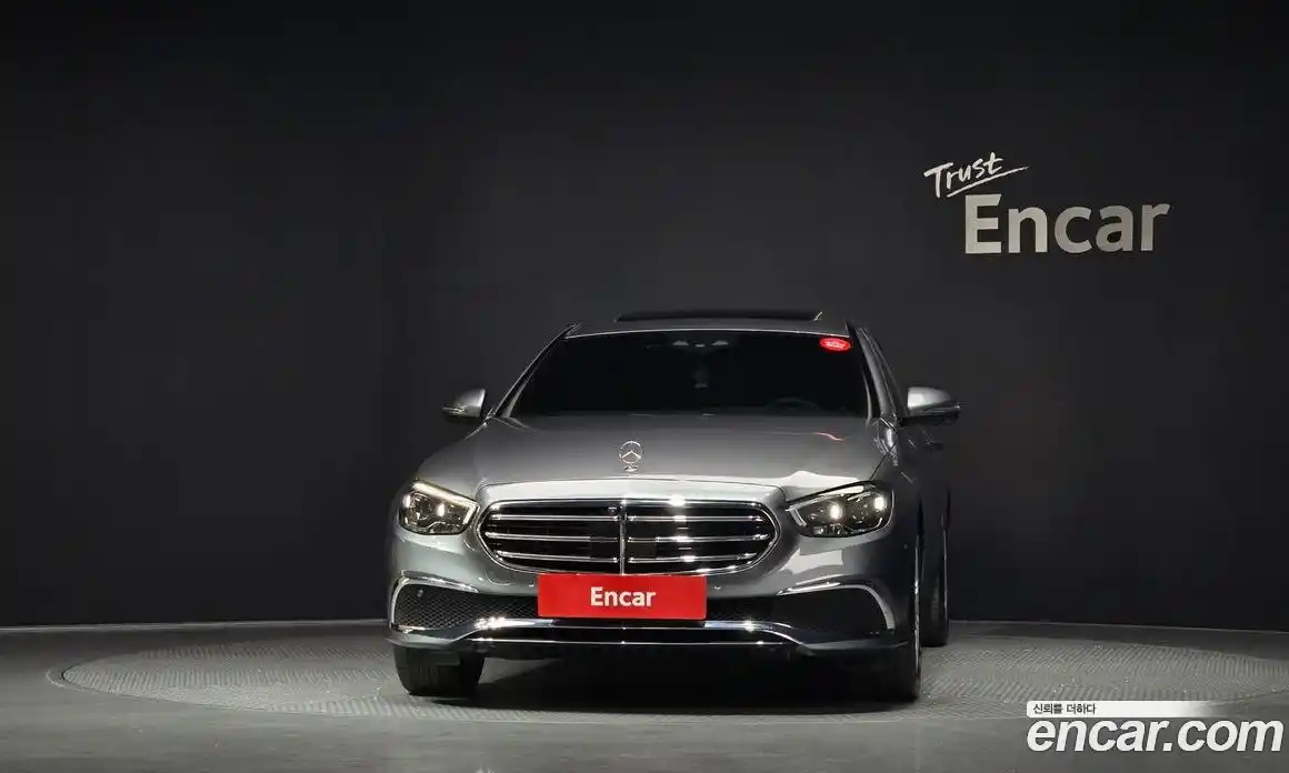 Mercedes-Benz E-Class 2023 2.0 гидро, фото 3