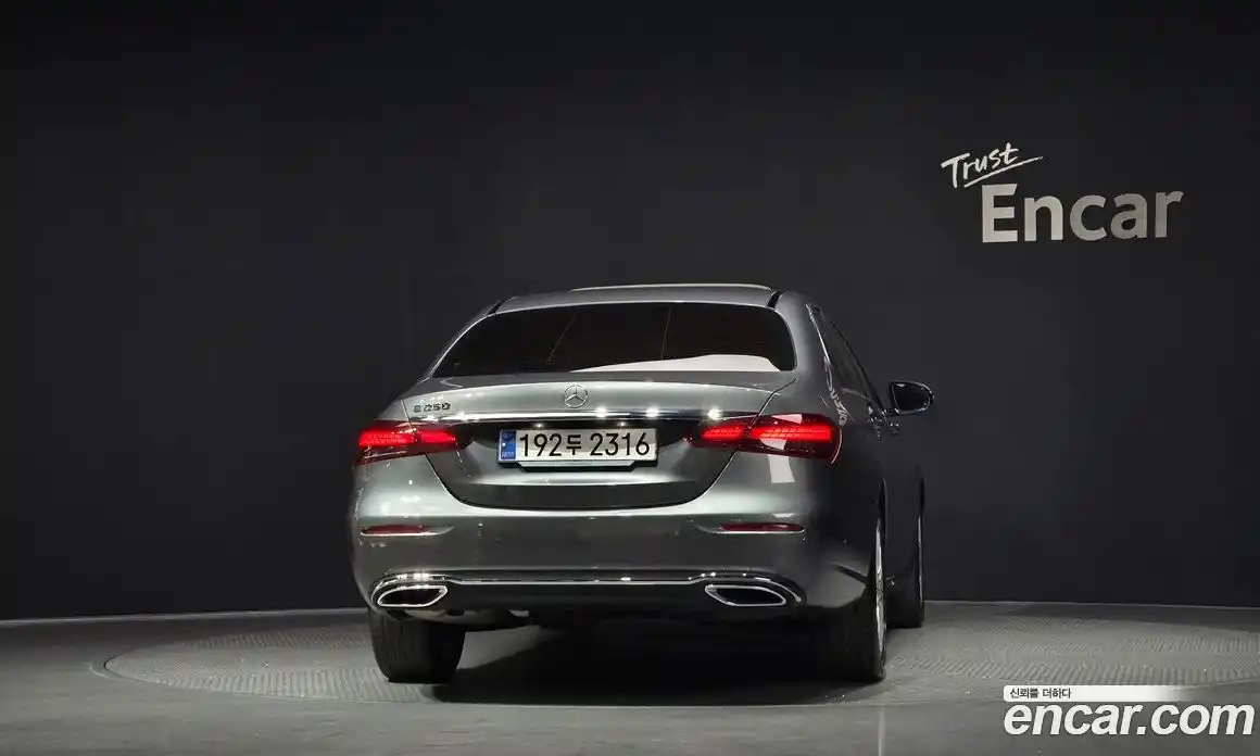 Mercedes-Benz E-Class 2023 2.0 гидро, фото 4