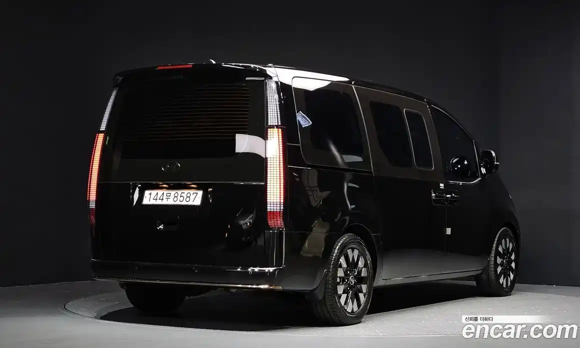 Hyundai Staria 2024 3.5 Автомат в Москве № 1171984, фото 2