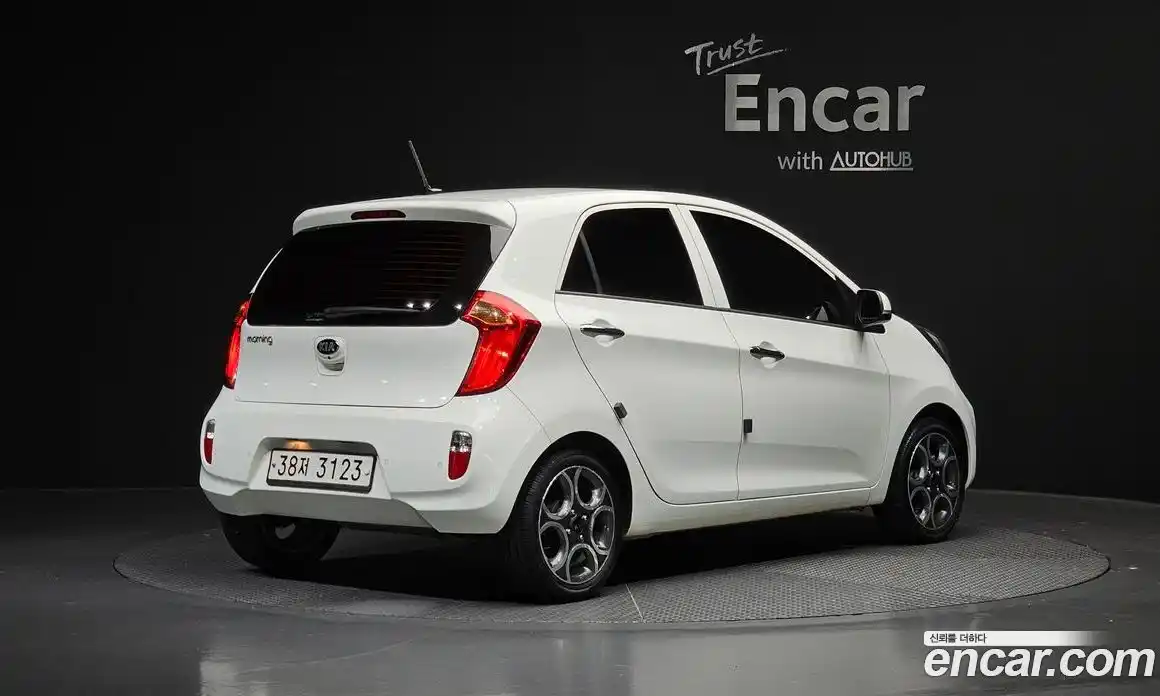 Kia Morning 2014 1.0 Автомат в Москве № 1173129, фото 2