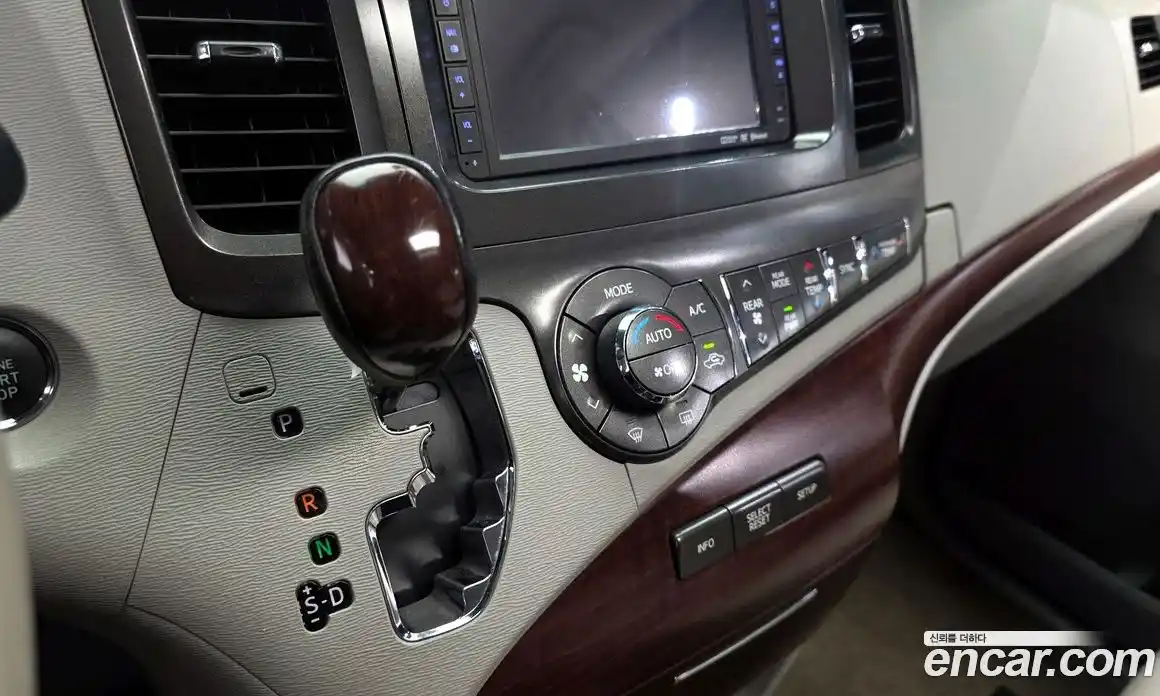 Toyota Sienna 2014 3.5 гидро в Москве № 1198885, фото 9