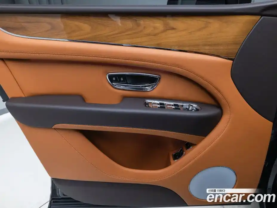 Bentley Bentayga 2025 4.0 гидро в Москве № 1200408, фото 13