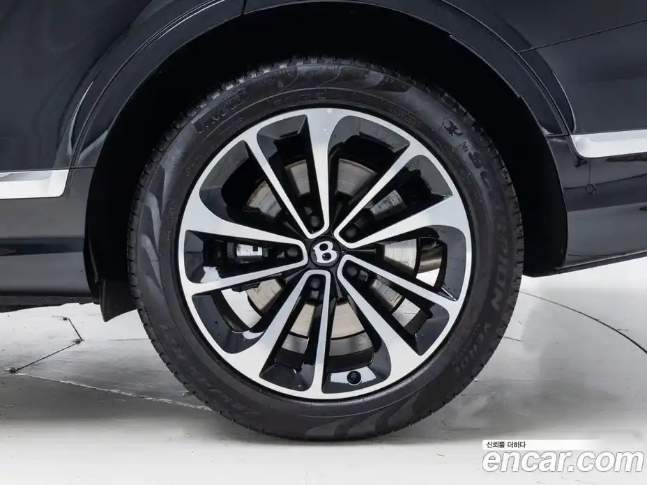 Bentley Bentayga 2025 4.0 гидро в Москве № 1200408, фото 5
