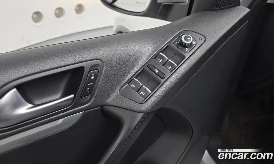Volkswagen Tiguan 2013 2.0 гидро в Москве № 1198266, фото 17
