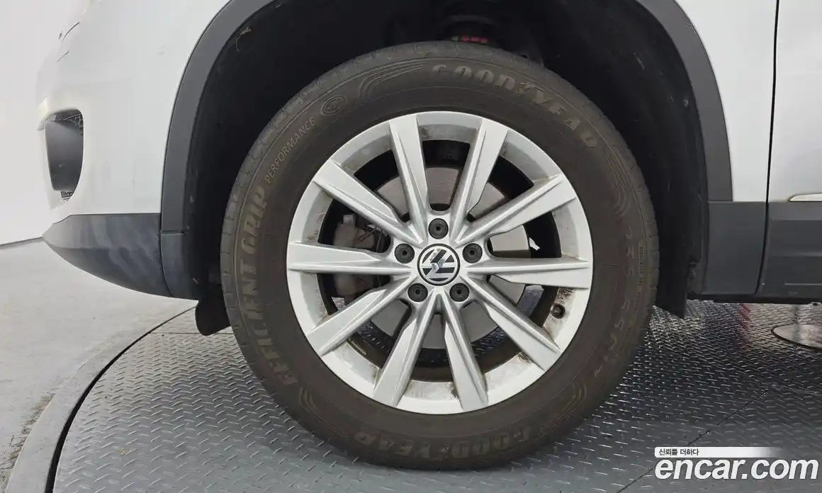 Volkswagen Tiguan 2013 2.0 гидро в Москве № 1198266, фото 5
