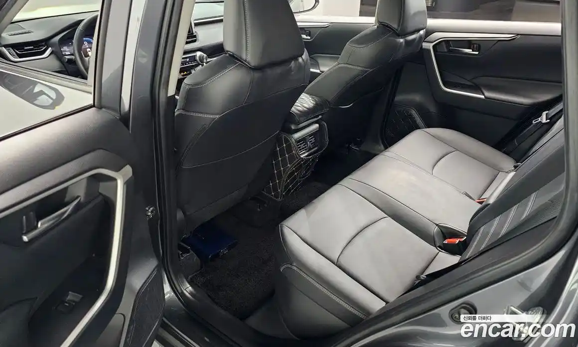 Toyota RAV4 2023 2.5 гидро в Москве № 1198807, фото 13