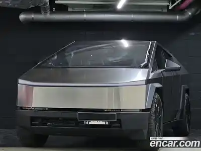Tesla Cybertruck, 2025